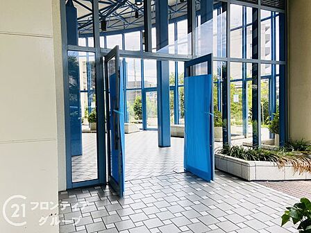 ガラス張りの開放的なデザインが、住まう方や訪れるゲストを優雅に迎え入れます。植栽の緑と美しく調和したアプローチは、オンからオフへと気持ちを切り替えてくれる、落ち着きに満ちた上質な空間です