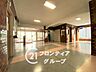 その他：広々として落ち着きのあるロビー空間。住戸への行き来はもちろん、居住者同士のちょっとした歓談や待ち合わせにも利用できる、ゆとりを感じさせる共用スペースです。