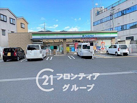 ファミリーマート寝屋川三井南店 徒歩8分。 570m