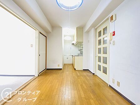 リビングは、家族や友人との時間を楽しむのに最適な広さです。快適な居住空間を提供します。