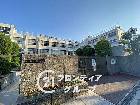 大阪市立鯰江中学校 徒歩6分。 410m