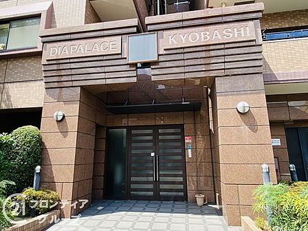 まるで高級ホテルのような気品に満ち溢れたエントランス空間!重厚な扉の先に広がる贅沢な意匠は、日々の暮らしに豊かさと彩りを添えてくれます。住まうことの喜びと誇りを肌で感じられる、圧倒的な存在感です!