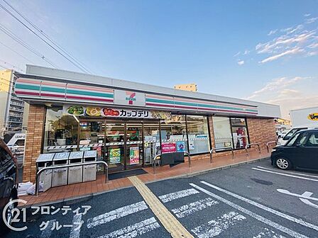 セブンイレブン大阪鶴見緑地店 徒歩1分。 30m