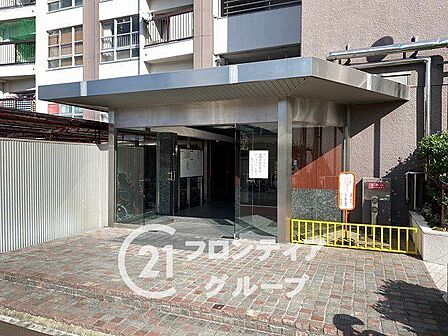居住者の方を優しく迎え入れるエントランスは品格を感じさせる落ち着いた造りとなっています 細部まで行き届いた手入れが日々の生活に心地よい安らぎと高い安心感を提供してくれます