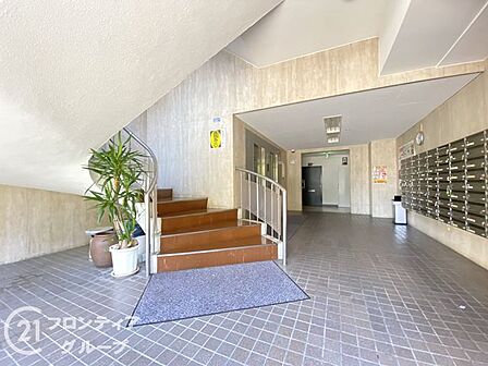 美しく整えられたロビー空間には、住まう方の品位を感じさせる静謐な時間が流れています。隅々まで清掃が行き届いた清潔感溢れる共用部は、管理体制の良さと日々の安心を何よりも雄弁に物語ってくれます