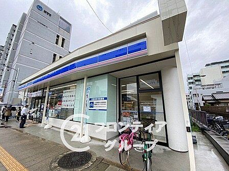 ローソン諸口三丁目店 徒歩1分。 60m