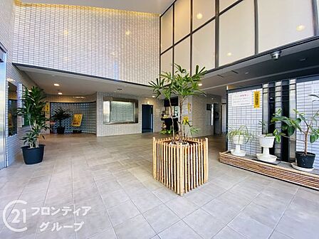 まるで洗練されたカフェやホテルのラウンジを思わせる贅沢な空間ですね！高い天井から注ぐ光とグリーンのコントラストが美しく、日常の中に特別な休息の時間を与えてくれる癒やしのスポットですね！
