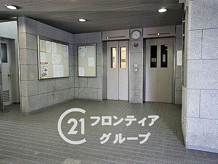 外の喧騒を忘れさせてくれるような静穏な空気が流れていて、とてもリラックスできますね!待ち合わせの時間さえも優雅に感じさせてくれる上質なインテリアに囲まれ、住まいの品格が伝わってきます