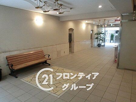 落ち着いた色調でまとめられたモダンなインテリアが、心からリラックスさせてくれますね!細やかな心遣いを感じる共有スペースで、住人同士の穏やかな交流も自然と生まれそうな温かい雰囲気ですね!
