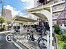 その他：屋根付きで綺麗に管理された敷地内の駐輪場スペースです。自転車をお持ちの方も安心して保管していただけます。空き状況や利用条件の詳細はお気軽にお問い合わせください。