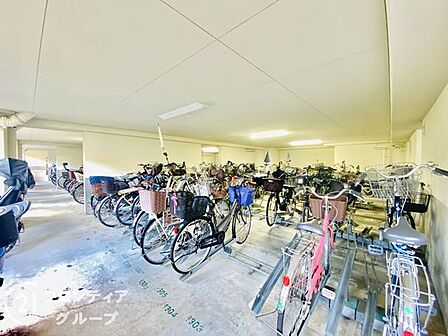 屋根付きで雨の日も大切な自転車を濡らさずに保管できる駐輪場。しっかり整備・管理されており、通勤や通学、日々のお買い物で自転車を利用されるご家族にも安心の設備です。