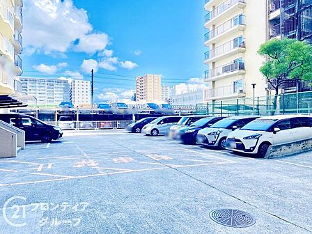 敷地内に配置された使いやすい駐車場スペース。車の出し入れがしやすく、日常のドライブや買い物をサポート。