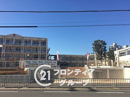 守口市立守口小学校 徒歩17分。 創立明治5年(1872年)という歴史と伝統のある学校です。かつては、特別活動、国際理解教育などで府の指定を受け、その成果が本校の教育活動に今も生き続けています…