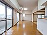 リビング/ダイニング：大きな開口部からたっぷりと自然光が差し込む明るく開放的なリビングダイニングですね！木目の美しいフローリングが温もりを演出し、家族みんなが自然と集まる居心地の良い空間です