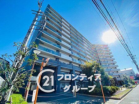 開放感あふれるマンション外観は、明るい印象を与え、住む人に心地よい空間を提供します。