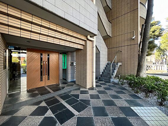 正面玄関である...