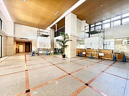 いくつかの種類の石と、木質系の素材が創出する雰囲気は、現代的な「和」の風情を感じさせます。