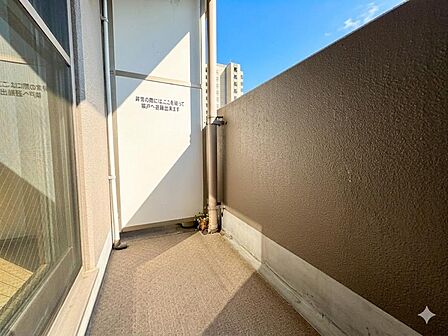 【街に溶け合う美しい景観をCG加工により空を晴天にしています】【Balcony】バルコニー