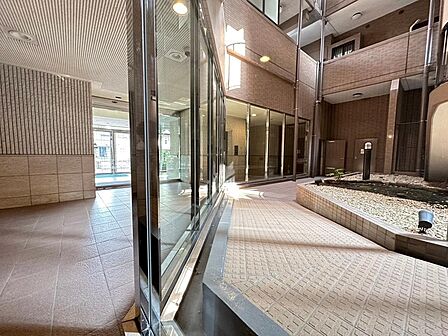 【Entrance hall】エントランスホール