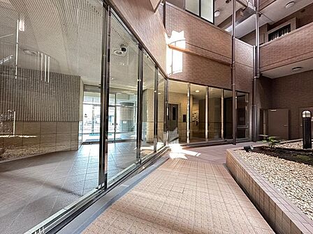 【Entrance hall】エントランスホール