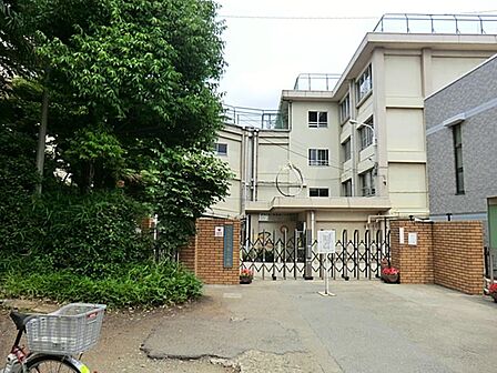 練馬区立大泉第二小学校まで約643m