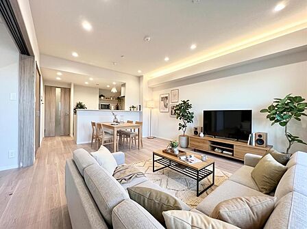 【配置してある家具や小物はCGによるイメージです】 【Livingroom】リビング