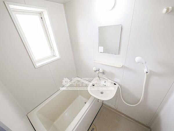画像6:明るい浴室は入浴にもお掃除にも便利なシャワー付き！