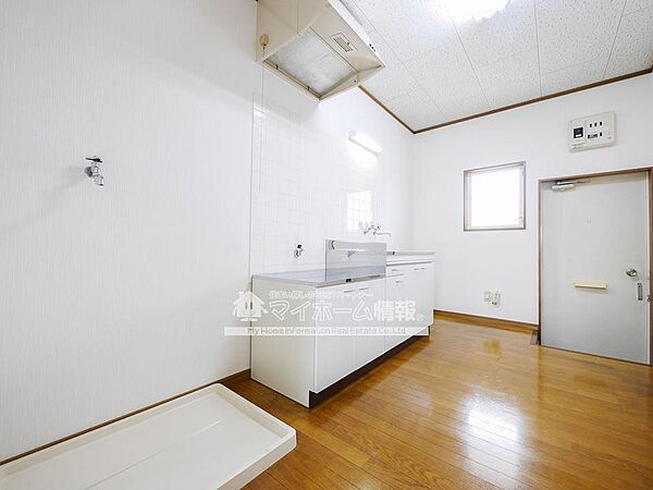 画像8:キッチン広々☆洗濯スペース有りで家事もラクラク☆