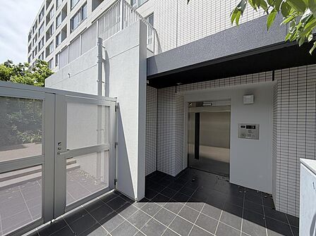 マンション北側区道側のサブエントランス、駐輪場に直結