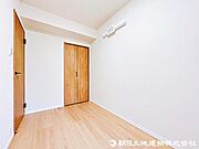 【洋室】落ち着いた色合いとシンプルなデザインが心地よい居室です。