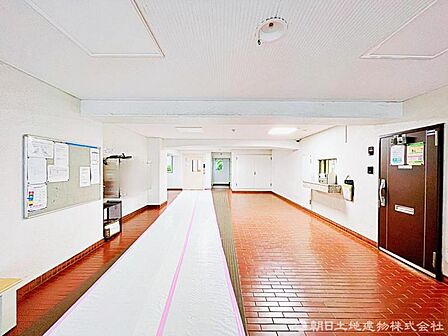 【エントランス】管理が行き届いたエントランスはマンションを上品に魅せます。