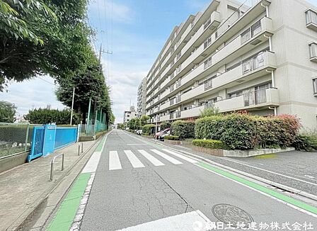 【前面道路】お子様と手を繋いで並んで歩けるくらい広い前面道路です。