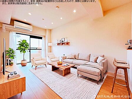 【リビング】大きな窓から光が降り注ぐ、開放感あふれるリビングです。