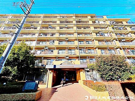 【外観】タイル張りの重厚なエントランスがマンションに訪れる人々をお迎えいたします。