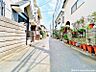 外観：【前面道路】ゆったりした4m幅の道路が、日常の安心感を支えます。