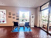 AED設置済みで緊急時にも安心！車いすも備えられており、幅広い世代に配慮された住環境です♪