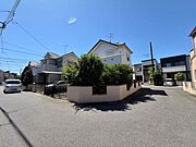 旧開発分譲地内にあるため、落ち着いた住環境です。近隣にはスーパー、コンビニ、病院等々が点在しているため、生活便利な環境です！