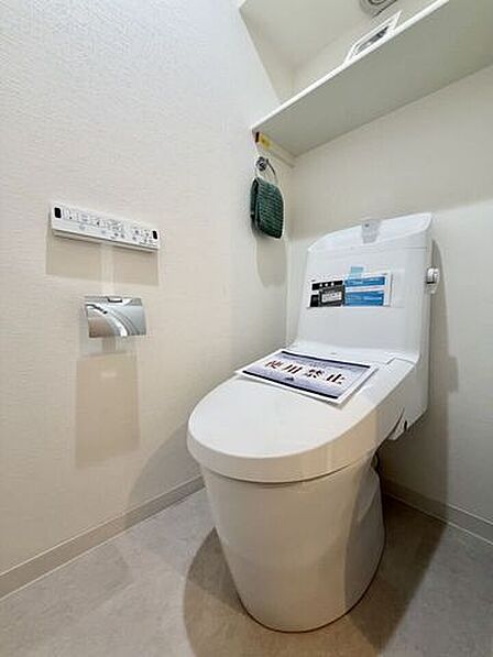 お手入れしやすい温水洗浄便座で、毎日快適♪スッキリ片付く収納棚付き♪