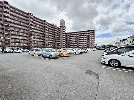 平面駐車場で出し入れがラクラク♪