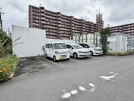〈来客用駐車場〉