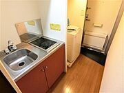 キッチン２口コンロと室内に洗濯機を完備です。