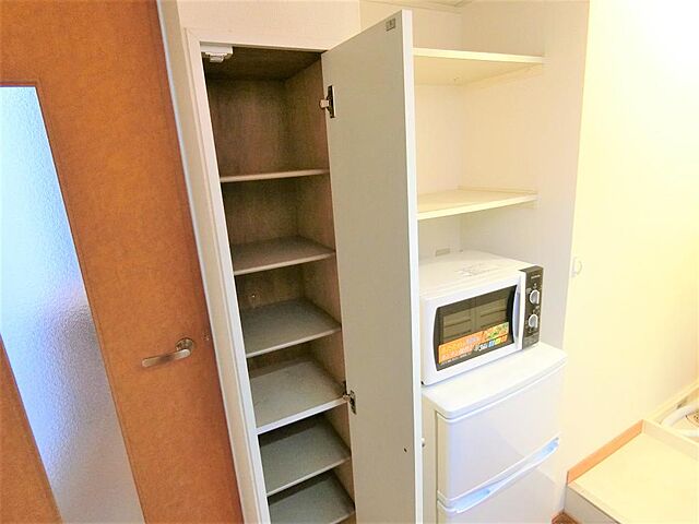 ２ドア冷蔵庫・電子レンジ・収納を完備です。