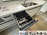 キッチン：キッチンには備え付けの食洗機があり朝の忙しい時も時間を有効に使えます！