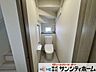 トイレ：窓があり明るく清潔感のあるトイレ