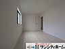 室内：お部屋によって窓の配置や大きさが異なります。個性的かつ採光も考えられた設計です。