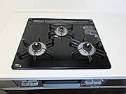 ●清潔で艶やかな見た目のガラストップコンロ！強化ガラスを使用しておりモダンで洗練されたデザインが特徴です。焼き付きやこびりつきが起きにくく、長期間にわたって美しい見た目を維持！