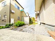 南側に日当たり良好なお庭があります！車2台が駐車可能♪