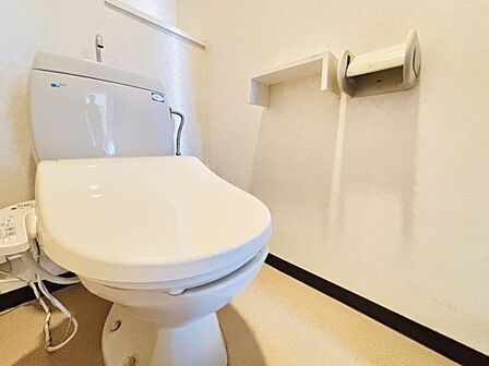 トイレには快適な温水洗浄便座付きです♪