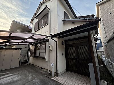 外観:お車3台駐車可能な中古戸建!急な来客時も安心です◎雨の日の乗り降りに助かるカーポート付。 外観:お車3台駐車可能な中古戸建!急な来客時も安心です◎雨の日の乗り降りに助かるカーポート付。