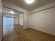 南向きに開いた窓から、明るい陽射しが射し込み、爽やかな風が吹き抜ける心地良いリビングです。